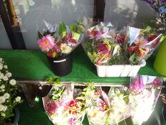 軽井沢発地市庭さんへ、お花も安く売っていました