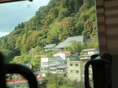 ここだけ、乗り降りするお客さんが多かった。
車窓から見えた山寺：立石寺。