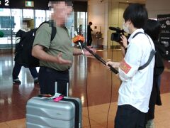 空港に入ると、「YOUは何しに云々」という取材を受けているシーンに遭遇しました。
土産物を購入し、荷物を預け身軽になったら空港内を探索です。
