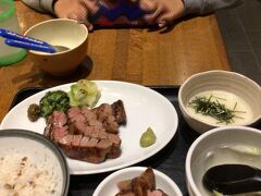 昼時はどの店も長蛇の列です。
しかし私は並ばずに済む穴場を知っています。
地下のマクドの奥の方にある牛たん屋さんは、今まで何回も利用してますが、一度も並んだことがないのです。今回もガラガラでした。
子供の分を細かく切ってもらえました。
残念なことに栃尾の油揚げは入荷できなくなったそうで、メニューから消えていました。