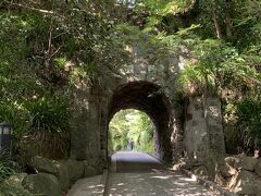 自転車を走らせ、長谷方面へ。次は鎌倉文学館を見学。自転車を止めたらこんなトンネルをくぐります。