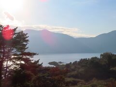 山梨に入ると、雲が切れて晴れてきました。
なら本栖湖いってみよ♪
ゆるキャン△第１話に出てきたキャンプ場の付近は人とクルマがいっぱいでした。
以前はなんだか淋し気なところだったのに、クルマを止めるスペースもなく、写真も撮れませんでした。