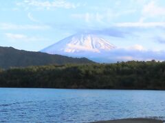 それなら西湖畔へ。
富士山も顔を出し始めましたよ。