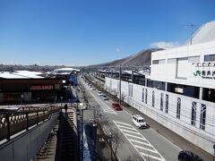 時間通りに軽井沢駅到着
送迎バスとの接続が一時間しか余裕ないので助かりました。
アウトレット行けず、駅で売店等で時間過ごす