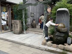 妖怪神社の入り口には動く目玉おやじがいます。