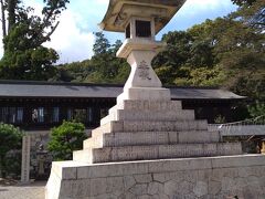 吉備津彦神社に着きました、大きな灯籠。