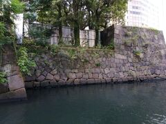 日本橋川は江戸城の外堀にあたるのだそうで、このように名残の石垣があります。なかなかこんなディテールまで普段見ません。
地上だと常盤橋、大手町あたりです。