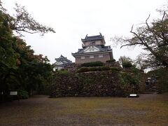 本来は望楼付きの2重3階の大天守に2重2階の小天守・天狗の間（天狗書院）と呼ばれた付櫓（天狗櫓）が付属された、複合連結式の天守。
１７９５年に焼失した後再建されないまま明治を迎えました。

現在の天守は１９６９年に絵図や同時代の城を参考に建てられた復興天守。
