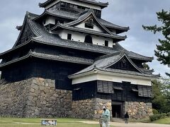 松江城、黒塗りで美しい。