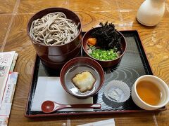 やっぱり出雲そば食べなくちゃ！平日でさらに一時過ぎなのにどの店も並んでいた。どうにか並びの少ない店を見つけて蕎麦とぜんざいのセットを頂きます。