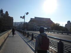朝食を終えた後、私たちは四条大橋を渡って
京阪、祇園四条駅に向かいます。
そこから出町柳まで行き叡山鉄道に乗り換えます。