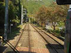 暫く走ると電車は山の近くを走っていました。
終点の3つ手前の市原と二ノ瀬駅の間は
きれいな紅葉のトンネルを通って行きました。
電車の速度も落としてくれたみたいです。
紅葉の真っ盛りだともっと綺麗でしょう。
いつか来れるかな？