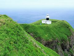 ゴールの元地灯台が見えました～！
バスなどで移動しているハイカーは、このまま「知床」というコースのゴールへ向かっていきます。
