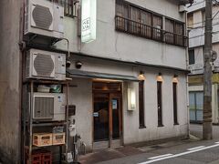 いい感じの店、飲み屋街？の路地で直ぐに発見。
結構な賑わい。
本来なら、ここで一杯ですが腹が減り過ぎ…。