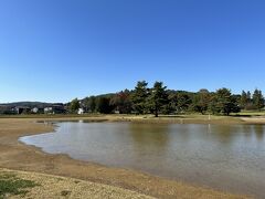 中尊寺参道沿いにある、無量光院跡。中尊寺とともに、世界遺産に指定されています。
浄土庭園の最高傑作だった、とか。今は「跡」なので、想像するしかありません。