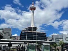 昨日は東京からの移動もあり早々にホテルに戻りました…が…
ここで早速問題が。

自宅にいるときも少し話していたのですが、夫と行きたい場所が違うのです…
久しぶりの京都、歩くスピードも違うから、夫と待たせてしまうことになるし、ましてやこの酷暑の中、時間のロスはお互い避けたいということで。

とりあえず午前中は別行動にしよう、となりました。

ご夫婦で観光される皆さまはその辺どうなんだろう？
どうしてます？
