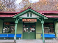 橋を渡ると旧神居古潭駅舎があります

市街からは離れていて熊の出没注意も出ている場所でしたが、電車走らせるってすごい
