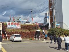 最後に参考です。小樽駅すぐの三角市場です。
左手の階段上ったところにあります。