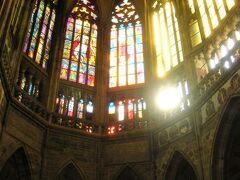 聖ビート大聖堂はミュシャのステンドグラスで有名なところ。
ミュシャのステンドグラスは北側の面なので陽が当たってキラキラ♪ってことにはならないのか。ふむふむ
朝一に来ると主祭壇のところがキラキラとステキですね。