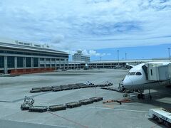 はい、那覇空港に到着しました！
夏休みなので空港も賑やかですね