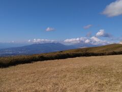 十国峠方面に進むと、愛鷹山塊と富士山が見えます。