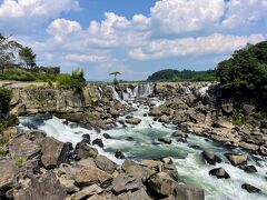 丸池湧水から車で30分。

 鹿児島県 伊佐市 南部の 川内川 上流にある 滝 。 高さ12m、滝の幅は210mと広く、「東洋の ナイアガラ 」と言われ、加久藤火砕流 の堆積物によってできたもの。 千畳岩などが見られ、 川内川流域県立自然公園 の指定地区。