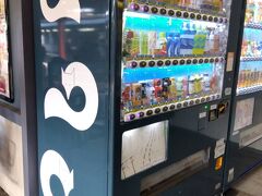 伏見稲荷駅は自動販売機もホームもきつねさん。