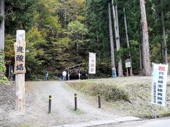 第七只見川橋梁のある大塩地区は、炭酸泉の湧く土地。

天然炭酸井戸がありました。飲まなかったのですが、飲んだ人が話してるのを聞く限りは「微炭酸」とのことでした。

隣には、天然炭酸水をボトル詰めする工場がありました。