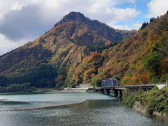 第八只見川橋梁。

目の前の山がきれいで、写真を撮っていたら見つけました。