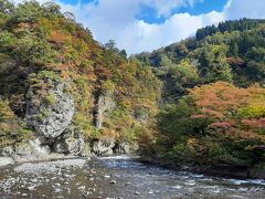 清津峡の第二駐車場からの紅葉。