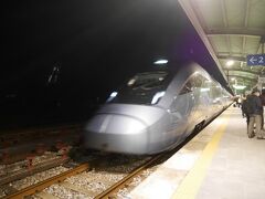 墨湖19:10発 →KTX846→ ソウル駅21:46着
駅に入線してくるKTXのカオを撮りましたが、やっぱりブレましたね。
