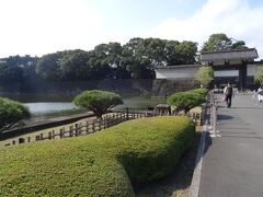 江戸城の入口は東京駅丸の内側。この門には皇宮警察が警備しています。