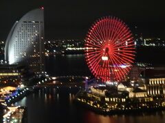 横浜コスモワールドの観覧車の夜景。日本丸付近の滞在ホテルの部屋から撮影です。きれいな色です。