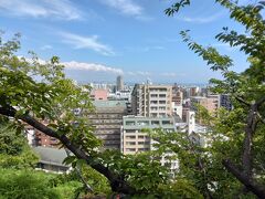 新神戸駅まであと少しです。「北野クラブ」という豪華なレストランの近く。
上り坂がまあまあきつい。でも、眺めはいいです。
遠くに見えるのは大阪の街だと思います。（写真では分かりづらいのですが･･･）
