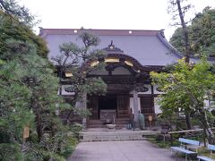 片平公園を通って、広瀬川に架かる霊屋橋を渡ってしばらく歩くと、高尾門が見えてきた。門をくぐると写真の瑞鳳寺がある。瑞鳳寺は１６３７（寛永１４）年、仙台藩２代藩主・伊達忠宗によって、藩祖・伊達政宗廟「瑞鳳殿」が造営された際に仏前に香や花を供える役割を担う寺院である香華院として創建された。