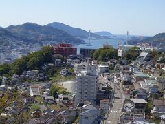 【立山公園】女神大橋方面の展望

２日目長崎市内観光。
「立山公園」に行く前に
朝８時過ぎ長崎港ターミナルへ直行、１便目の軍艦島周遊ツアー
に乗船できないか確認するが、満船で残念でした。
予めの予約した方がベスト。

近くの長崎県立美術館に寄り絵画を鑑賞。

長崎駅前に戻り、長崎県営バス終点「立山」バス停行に乗車、終点で下車。
そこで別ルートで「立山公園口」バス停で下車する必要があったことが判明。
再度、長崎県営バスに乗車、２つ目「立山公園口」バス停で下車。
＊確認不足＊
この展望は、どうもガイドブックで紹介された画像ではない？？？

長崎駅前に戻り、路面電車で「新地中華街」電停下車、台湾料理店「老季」
で昼食をとり、気分を変える。

