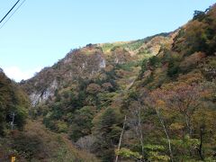 渓流釣場があるくらいであまり面白くなさそうなので、山の景色を楽しんでバス停に戻ります。