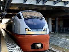 さて、2日目1本目の列車は、新青森駅から奥羽本線で秋田を目指す特急つがる。
秋田までの所要時間は、約2時間40分。