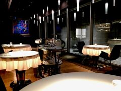 【 MUNI ALAIN DUCASSE / Dinner 】 

『ミシュランガイド京都2023』1つ星。アランデュカスか展開する「ムニ アラン デュカス」で17時半からディナー。ムニ ラ テラスの階下，地下1階に位置する別世界です。

一番奥の絵はシャガールの『マジシャン』。アランデュカス自身が気に入り，福田美術館から借用しているそう。