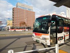＜ＪＲ函館駅＞15:00

駅のロータリー中央部分に到着。

運賃は450円、後払い。
ＩＣカードが使えず現金のみ。
バス車内に両替機はありました。