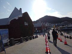 ＜赤レンガ倉庫＞

朝市、ラッキーピエロの後は、そのままベイエリアを散歩しました。
海沿いの道は赤レンガ倉庫が並び、その先には函館山が見えてステキな雰囲気♪