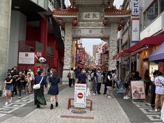 食後、南京町の横を通過