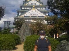 大阪城天守閣を背景に記念撮影しました。
日本の城郭はたくさん訪問しましたが
大阪城の天守閣は堂々としています。
背景の石は寄付されたと案内されていました。