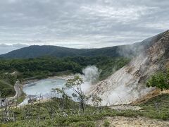 宿へ向かいながら、裏側から見る地獄谷が新鮮