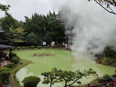 白池地獄。

日本庭園並みのきれいな風景がたのしめる白池地獄。