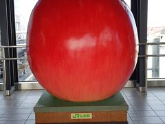 またまた、帰りも津軽三味線聞きながらリゾートしらかみに乗って、買ったリンゴを車中で丸かじり、すごーく美味しかった。今日のお昼はリンゴ1つ80円位でおしまいです。12:48分、弘前に着きました。駅では、大きなリンゴがお出迎え。
