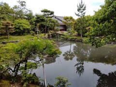 法華寺庭園という名園で、名勝に指定されています。
