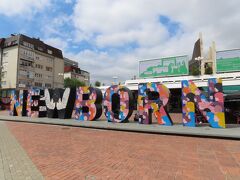 曲がってすぐに見つけました。有名なNEWBORN！