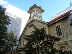 まずは、札幌市時計台を横目で見ました。