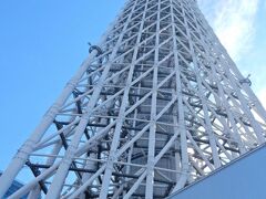 見上げる「東京スカイツリー」。

鉄骨の基部が三角形で、上に向かうにつれて円形になっているのが分かりますか？
